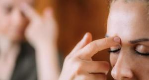 EFT inner eyebrow lady