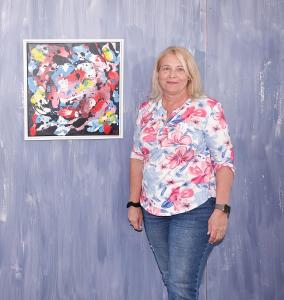 Nada Kelemenova next to the artwork "Playfulness"