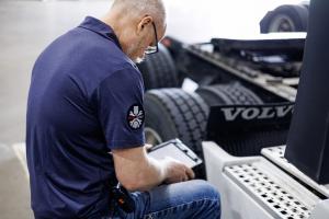 Truck repair mechanic