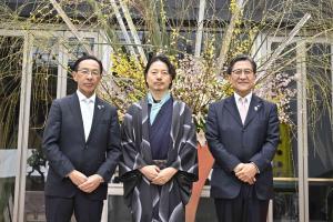 [From left:] Takatoshi Nishiwaki (Governor of Kyoto), Seiji Kawajiri, Koji Matsui (Mayor of Kyoto)
