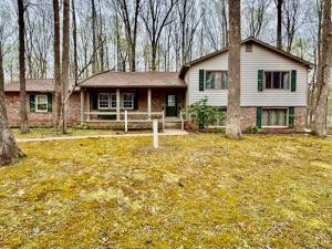 This home measures 2,796 +/- sf. (1,788 +/- sf. above grade & 1,008 +/- sf. basement), and features a large eat-in kitchen (all appliances convey) w/large pantry & built-in desk; formal living room; dining room; attic; attached 2 car garage (576 +/- sf.)
