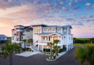 Kingfish Bay Development has a private oceanfront clubhouse on Sunset Beach, with complimentary parking, showers, kitchen access, and stunning views for homeowners.