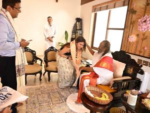 Dr. Tarang Krishna,  Dr. Deepika Krishna & Gurudev Sri Sri Ravi Shankar Ji