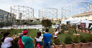 Vue du Gazomètre Ostiense animé par une foule de visiteurs pendant la Maker Faire Rome, un événement européen dédié à l’innovation.