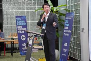 Wonseok John Lee, CEO of Taiga, presents Mosslab, a moss-based indoor lifestyle innovation device, at Pan-Pan Day.
