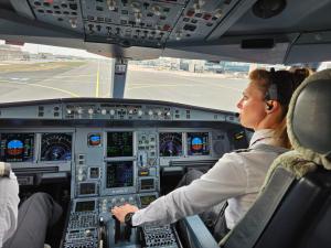 Captured long haul-operations as Condor’s First Officer, Sandra performs with the practiced ease of someone who has mastered flight under pressure.