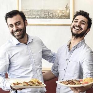 RESTAURANT DERYA Le meilleur de la cuisson au feu de bois est au Restaurant Derya ! Pour les connaisseur de viandes tournée et retournée au feu de bois, vous savez son délicieux goût tendre et onctueux qu’elle révèle au lieu d’une cuisson banale électriqu