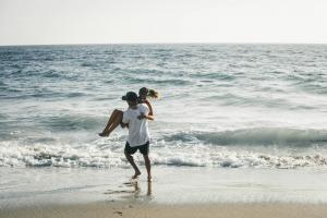 Couple walking on a beach in Orange County during outpatient addiction recovery