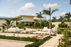 The Reserve at Grace Bay by Beach Enclave Lounge
