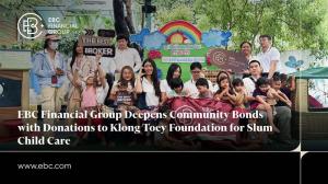 ภาพถ่ายหมู่พนักงาน EBC Financial Group และเด็กๆ จากมูลนิธิดูแลเด็กในชุมชนคลองเตย กรุงเทพฯ รอยยิ้มสดใสร่วมกันหลังจบกิจกรรม CSR ที่มอบสิ่งของและแบ่งปันมื้ออาหารอย่างอบอุ่นใจ