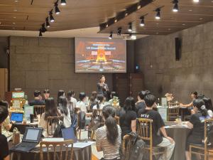 Jongwoong Kim, CEO of i-ESG, leads an En-ROADS climate simulation seminar.