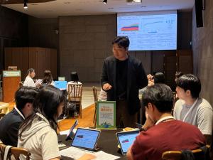 Participants engage in a climate change simulation session hosted by i-ESG and the Commission.