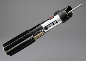 Propstore, one of the world’s leading entertainment memorabilia auction houses, has unveiled the outstanding results from Day 1 of its Los Angeles Entertainment Memorabilia Live Auction, held on Thursday, September 4, 2025 Darth Vader’s primary dueling lightsaber prop, used on screen in Star Wars: The Empire Strikes Back (1980) and Star Wars: Return of the Jedi (1983)