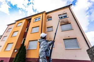 Fassadenklar entfernt schwarze Algen über Fenstern