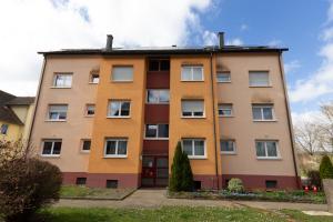 Schwarze Algen über den Fenstern