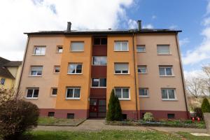 Schwarze Algen über den Fenstern entfernt