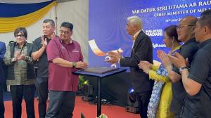 CM Signing Plaque IH