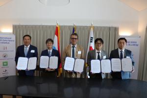 23405781 ihdsi signing ceremony