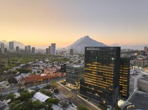 Turistas disfrutan el verano en hoteles de Monterrey.