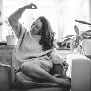 Charlotte Osler in an elegant black-and-white portrait, symbolizing her poetic and mindful approach to modern beauty and self-confidence