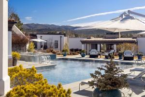 Stunning Pool, Spa, and Grand Portal for 100+ Person Entertainment