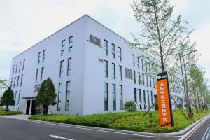 SGS’s Renewable and Advanced Energy Laboratory at Chongqing, China About SGS SGS is the world’s leading Testing, Inspection and Certification company. We operate a network of over 2,500 laboratories and business facilities across 115 countries, suppor