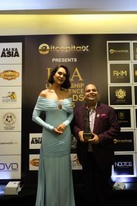 Rohit Khubchandani on the red carpet with Bollywood icon Esha Gupta, who personally greeted and posed with him at the Global Cinema Awards 2025. A former Femina Miss India International 2007, Esha is known for her roles in Jannat 2, Raaz 3D, Rustom, and T
