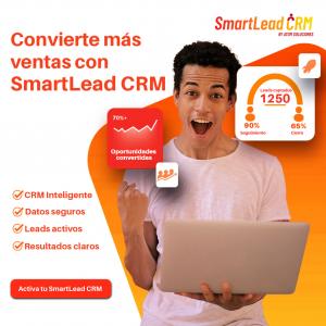 Imagen publicitaria de SmartLead CRM mostrando a un hombre emocionado usando una laptop, junto a gráficos de métricas como “Oportunidades convertidas 70%+” y “1250 leads captados” con porcentajes de seguimiento y cierre. Incluye beneficios como CRM inteli