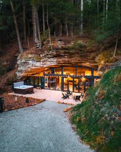 Dunlop Hollow Cave Cabin