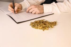 Documento di acquisto dell'oro dopo il procedimento di pesatura e verifica delle qualità dell'oro
