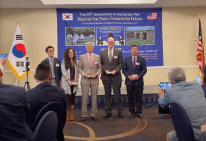 No Gun Ri survivor Chung Gu-Hak with representatives of the Cora di Brazzà Foundation (Dr. Hope Elizabeth May, Peter Yoon, Randall Olson, and Dr. Won Kwang Paik) at award presentation in Washington D.C., July 25, 2025.