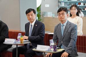 Nguyen Duy Ngoc (left), Chairman of Vietnam’s Central Inspection Committee, and Hyun-gon Kim, President of Gyeonggi Business & Science Accelerator