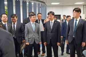 Vietnamese delegates tour the incubator space on the third floor of Pangyo Startup Campus