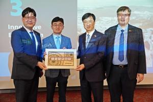 Chairman Nguyen Duy Ngoc (second from right) presents commemorative stamps to GBSA President Hyun-gon Kim (second from left)