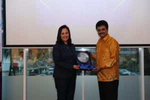Sunil JNV, President- Aspire Systems presents a memento to Rafiza Ghazali- CEO, KAF Digital Bank