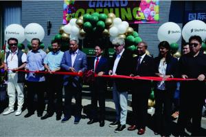 ShutterLux Founder and CEO Jet Li with dignitaries and politicians at the ribbon-cutting ceremony for the new Markham flagship, Canada’s largest stand-alone window coverings showroom.