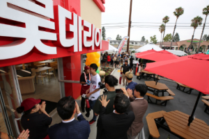 The first customer entering after the opening of LOTTERIA’s first U.S. location