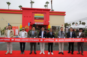 On the 14th (local time), the opening ceremony of LOTTERIA’s first U.S. location in Fullerton, California, was attended by Deputy Consul General Jo Seong-ho of the LA Consulate, CEO Cha Woo-chul, Mayor Fred Jung of Fullerton, and Chairman Shin Dong-kwon, 