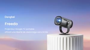 Projecteur portable Dangbei Freedo avec Google TV intégré et Netflix certifié. Résolution Full HD 1080p, luminosité de 450 lumens ISO et support à 165° permettant de projeter sur mur, plafond ou surfaces inclinées, idéal pour la maison, les voyages et les