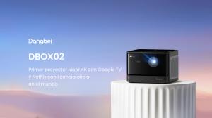 Proyector láser 4K Dangbei DBOX02 sobre pedestal blanco con fondo degradado azul y rosa, resaltando la compatibilidad con Google TV y Netflix oficial.