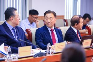 Dr. Na Jeong-sik speaking at a blockchain seminar in Hanoi, Vietnam, highlighting Korea–Vietnam digital economy cooperation.