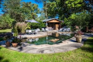 23583109 poolhouse and pool