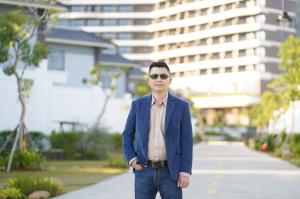 Tran Thanh Phuong, CEO of ExtendMax, proudly holds the Grand Stevie Award 2025 and multiple Gold Stevie trophies, marking a historic first for Vietnam.