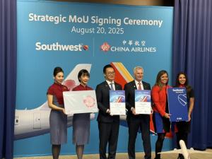  A group photo of representatives from China Airlines and Southwest at an MoU signing ceremony. China Airlines President Kevin Chen and Southwest CEO Bob Jordan are at the center, each holding a signed declaration of their collaboration. They are flanked 
