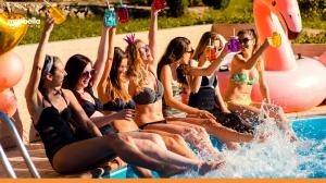Villa Pool Part Girls