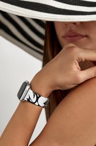 The new Étoile luxury Apple Watch band by Chalonne on model