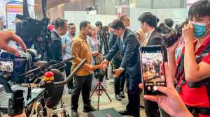 At a conference demo, Even Koh (center), Group GM of Robotimize Group, explains VivantePlexus™ rehabilitation technologies to Dato’ Dr. Mohd Azman bin Yacob, Director, Medical Development Division, Malaysia’s Ministry of Health, with devices and display screens visible.