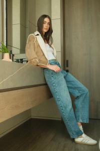 As summer fades and cooler days approach, denim is emerging as the ultimate transitional piece, versatile enough for daytime errands, office meetings, and evening events LJ1