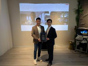 MotusAcademy (“MA”) and Rehabotics Medical Technology Co Zen Koh (front left) and Charles Huang (front right) hold the signed MoU; on the screen behind, Dr Pei Yu-Cheng (left) and Dr Denny Oetomo (right) witness virtually.