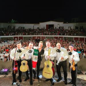 "He pasado uno de mis mejores cumpleaños, excelentes músicos, las mejores canciones!"  Nicole Moya